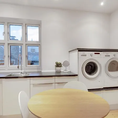 250 Sqm Smack Bang In The Center Of Apartment *