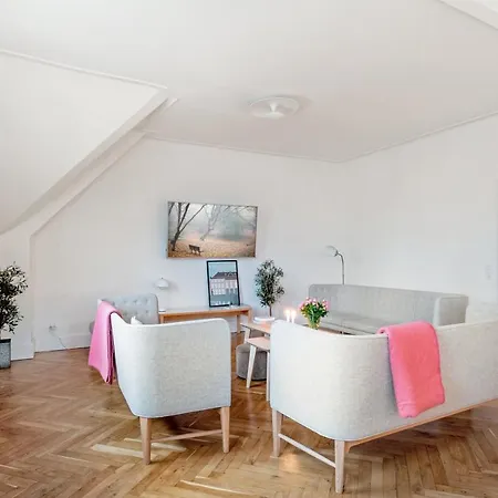 250 Sqm Smack Bang In The Center Of Apartment *